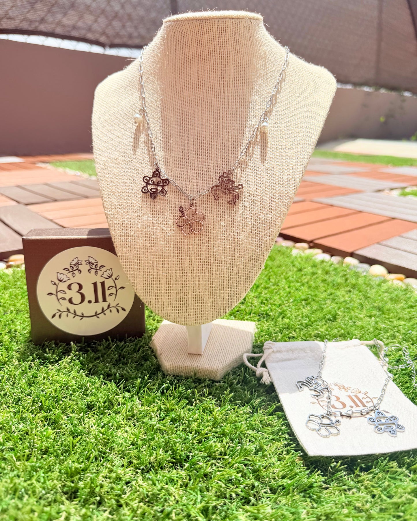 Alma taina -Sol Taino, coqui taino y flor de Maga.