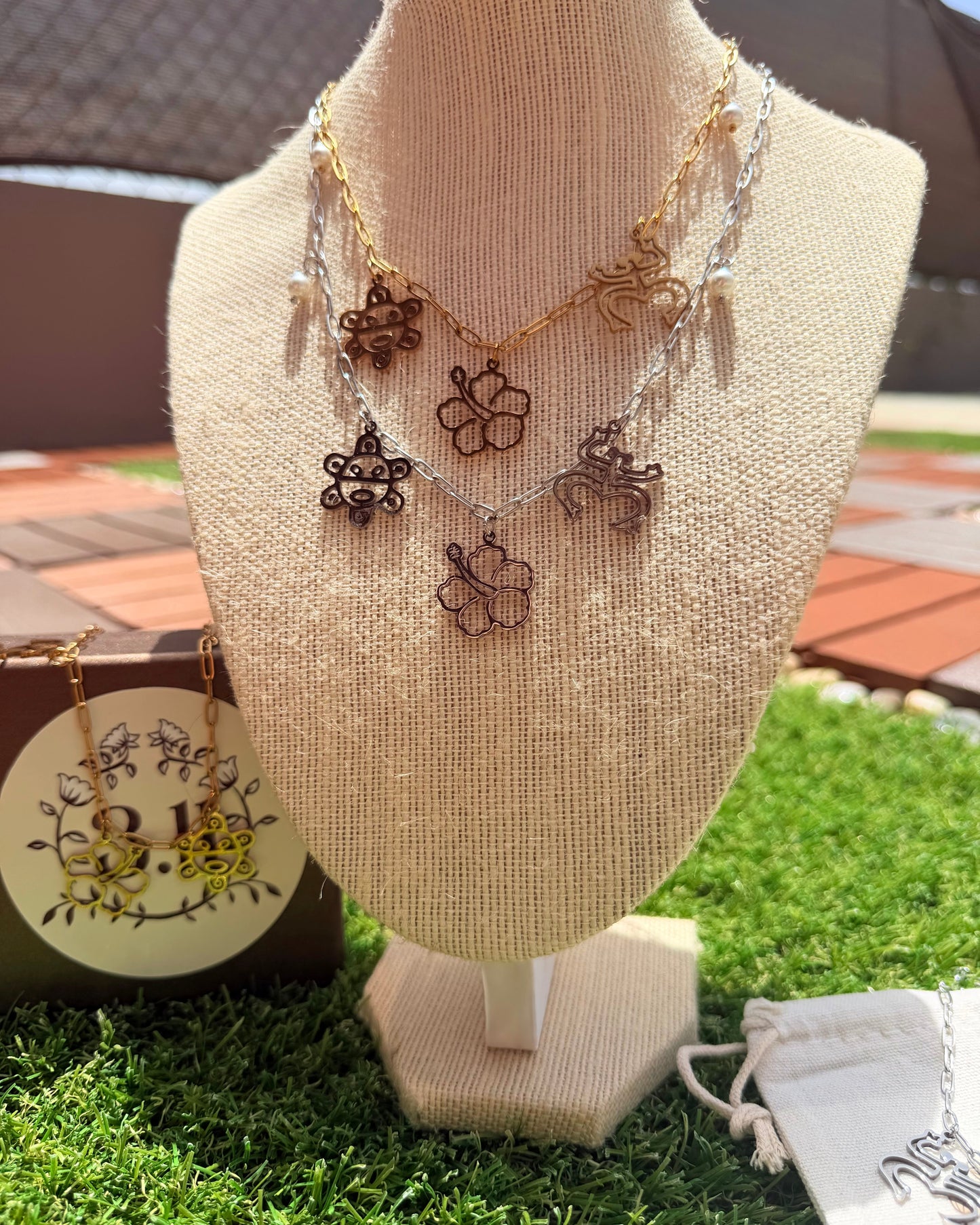 Alma taina -Sol Taino, coqui taino y flor de Maga.