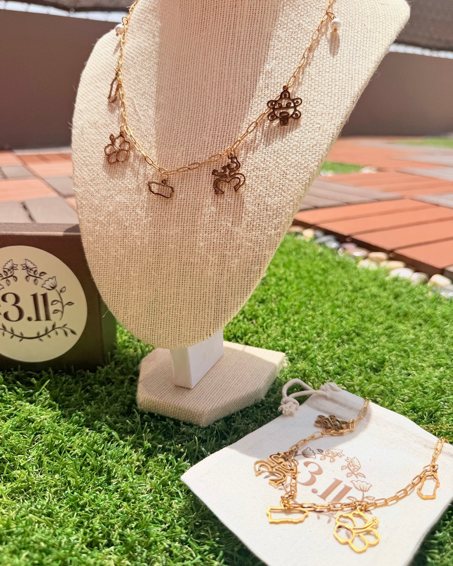 Legado - garita, flor de maga, isla, coqui y sol taino.