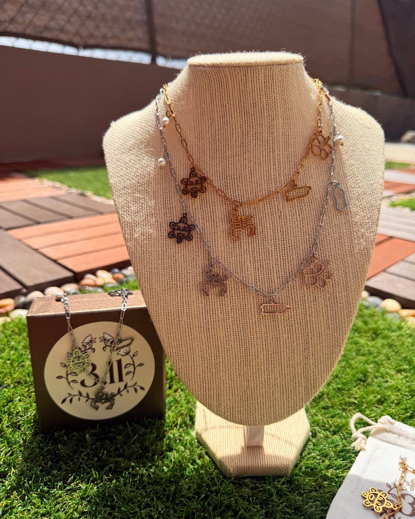 Legado - garita, flor de maga, isla, coqui y sol taino.